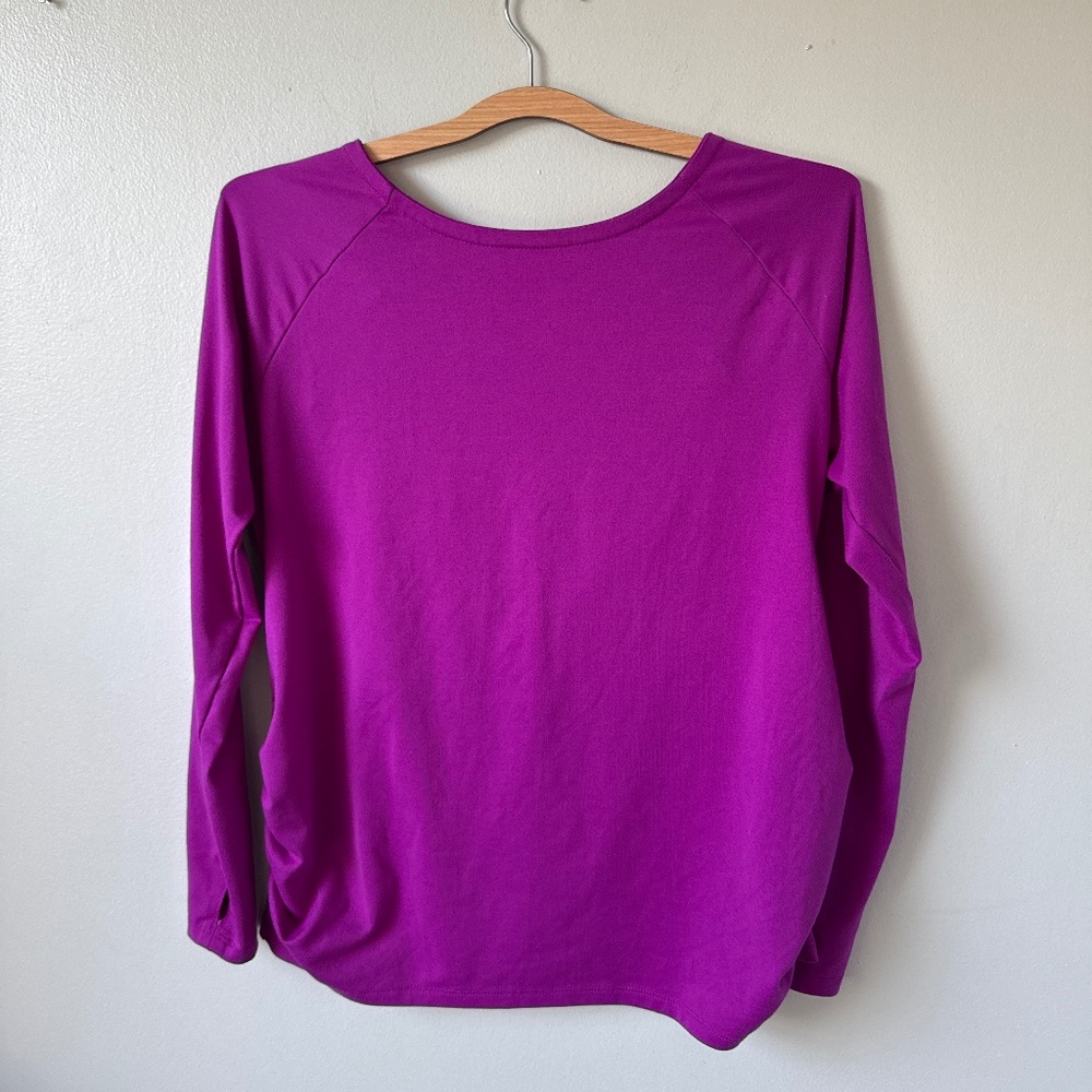 Old Navy active maternity shirt with thumb holes and back slits
